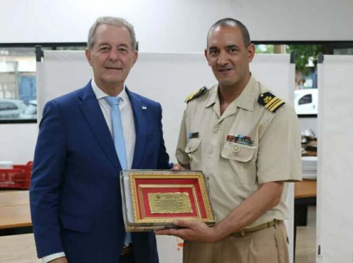 El intentende Daniel Tonelli hizo entrega de un reconocimiento al jefe saliente. Foto: Gobierno Municipal