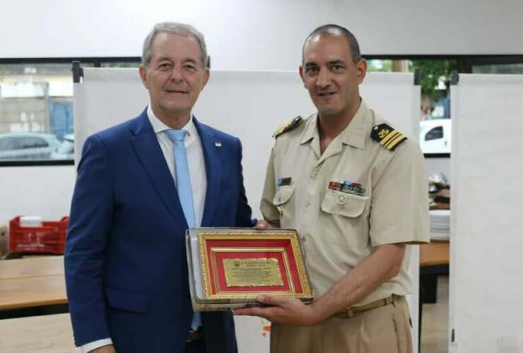 El intentende Daniel Tonelli hizo entrega de un reconocimiento al jefe saliente. Foto: Gobierno Municipal