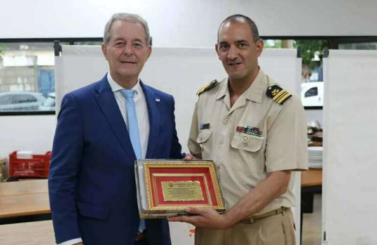 El intentende Daniel Tonelli hizo entrega de un reconocimiento al jefe saliente. Foto: Gobierno Municipal