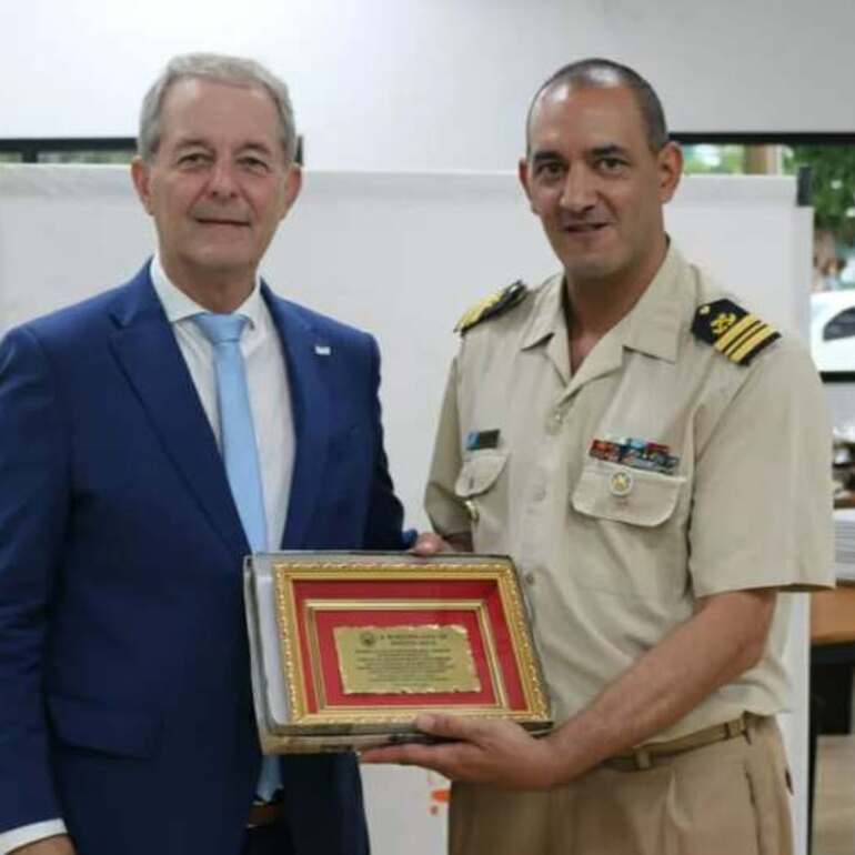 El intentende Daniel Tonelli hizo entrega de un reconocimiento al jefe saliente. Foto: Gobierno Municipal