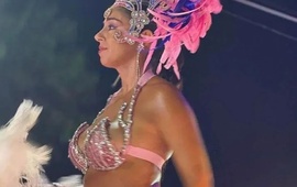 Imagen de Una intendenta sorprendi&oacute; a todos bailando con un traje diminuto en los corsos de su ciudad