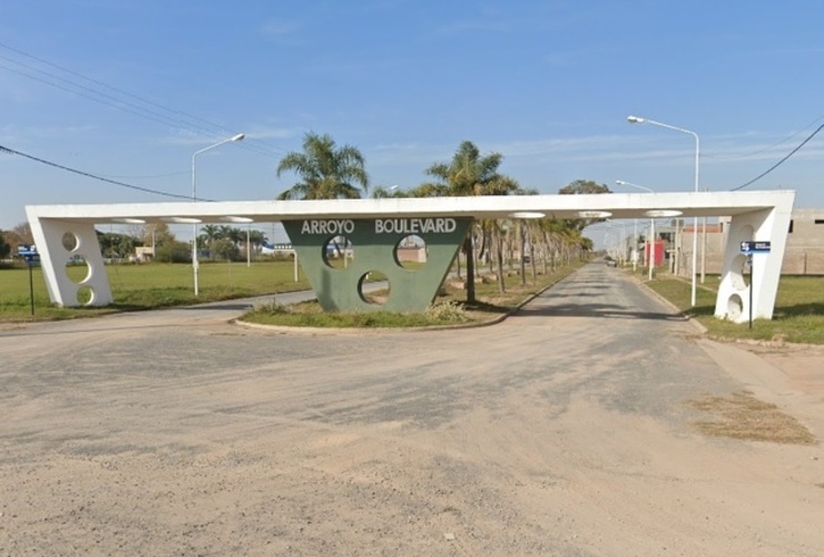 El barrio está ubicado a pocos metros del pórtico de salida hacia autopista.