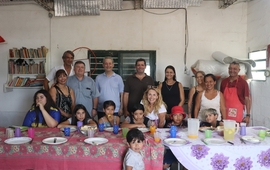 Autoridades locales y colaboradores se reunieron junto a las familias en el barrio.