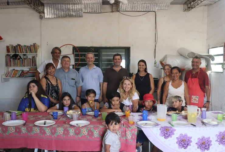 Autoridades locales y colaboradores se reunieron junto a las familias en el barrio.