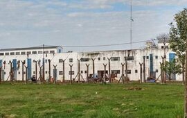 Imagen de Penal de Las Flores: desplazaron a 11 penitenciarios tras el hallazgo de 4 kilos de cannabis en un patio de la c&aacute;rcel