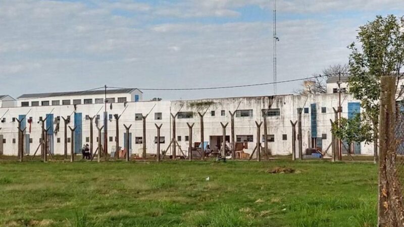 Imagen de Penal de Las Flores: desplazaron a 11 penitenciarios tras el hallazgo de 4 kilos de cannabis en un patio de la cárcel