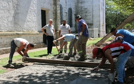 Ayer se arrojó hormigón en la superficie lindera a la escuela "Santa María Goretti".