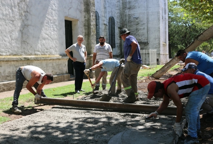 Ayer se arrojó hormigón en la superficie lindera a la escuela "Santa María Goretti".