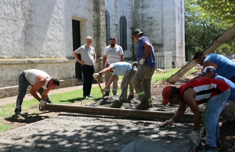 Ayer se arrojó hormigón en la superficie lindera a la escuela "Santa María Goretti".