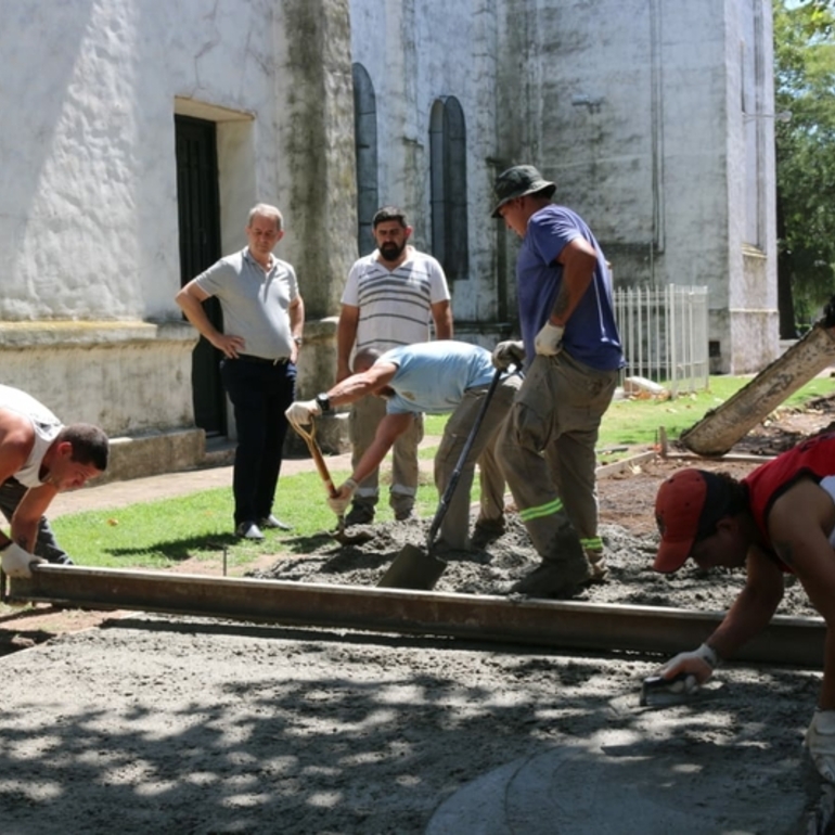 Ayer se arrojó hormigón en la superficie lindera a la escuela "Santa María Goretti".