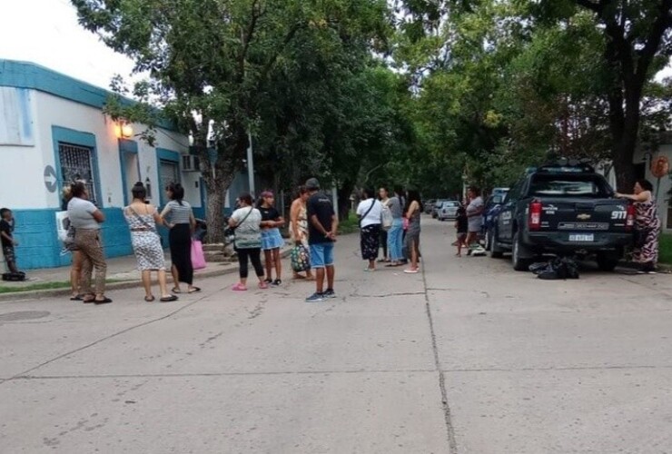 La tensión que se vivía en el interior se trasladaba a la calle. (Portal Pérez)