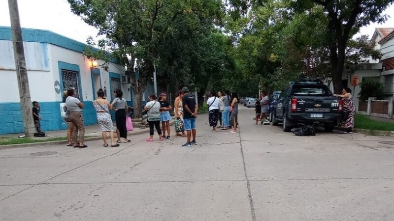La tensi&oacute;n que se viv&iacute;a en el interior se trasladaba a la calle. (Portal P&eacute;rez)