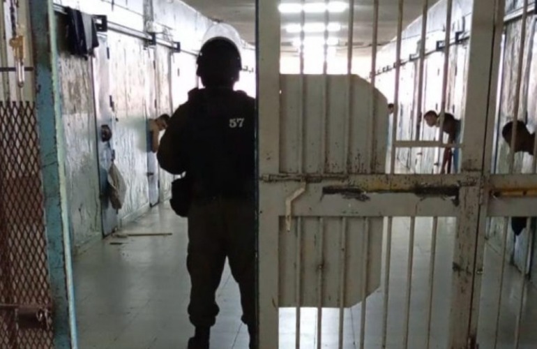 Imagen de Hallaron m&aacute;s droga, tel&eacute;fonos celulares y armas blancas con las nuevas requisas en la c&aacute;rcel de Las Flores