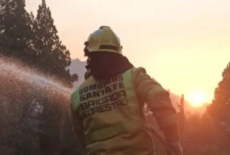 Imagen de Brigadistas santafesinos continúan combatiendo focos de incendio al pie del volcán Lanín