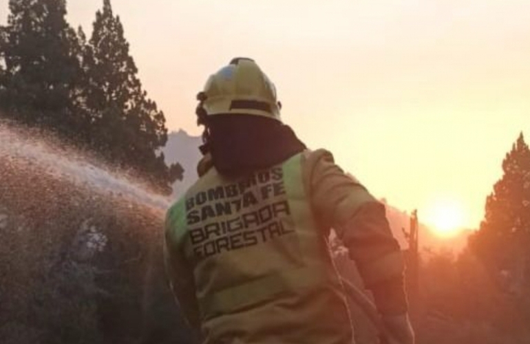 Imagen de Brigadistas santafesinos continúan combatiendo focos de incendio al pie del volcán Lanín