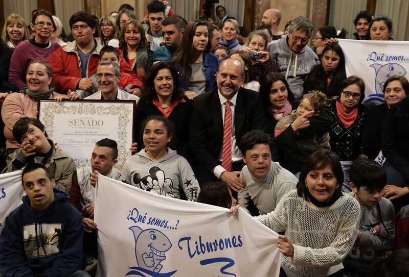 Foto de Archivo. En 2018 Los Tiburones recibieron una distinción que fue recibida por el director del proyecto Patricio Huerga y Griselda Bolzani presidenta de la ONG ENIAS.