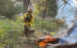 Imagen de Veinte brigadistas santafesinos llegaron a Neuquén para reemplazar a sus compañeros en el combate de incendios