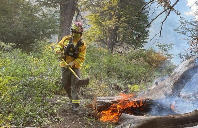 Imagen de Veinte brigadistas santafesinos llegaron a Neuquén para reemplazar a sus compañeros en el combate de incendios