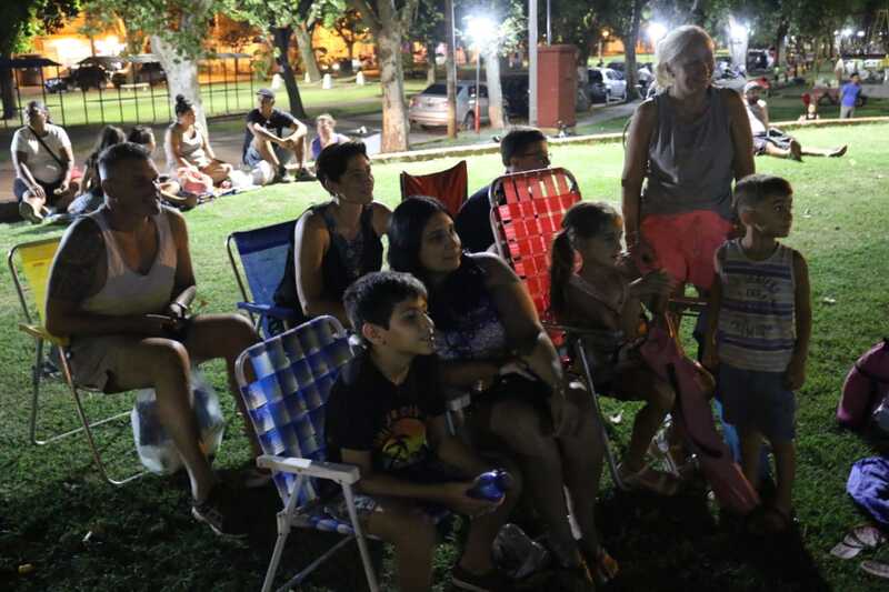 Anoche, nueva película en el Anfiteatro Municipal.