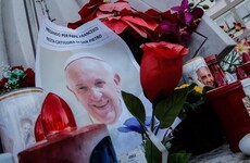 Siguen las oraciones afuera del sanatorio de Roma donde permanece el argentino Bergoglio. (EFE)