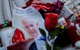 Siguen las oraciones afuera del sanatorio de Roma donde permanece el argentino Bergoglio. (EFE)