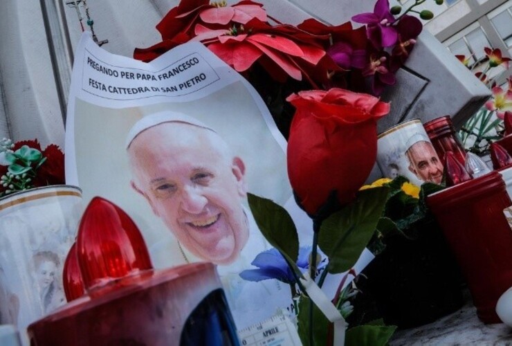 Siguen las oraciones afuera del sanatorio de Roma donde permanece el argentino Bergoglio. (EFE)