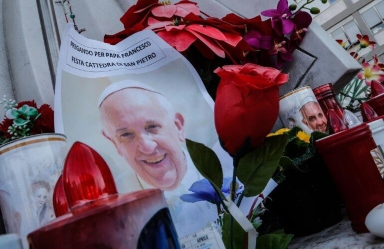 Siguen las oraciones afuera del sanatorio de Roma donde permanece el argentino Bergoglio. (EFE)