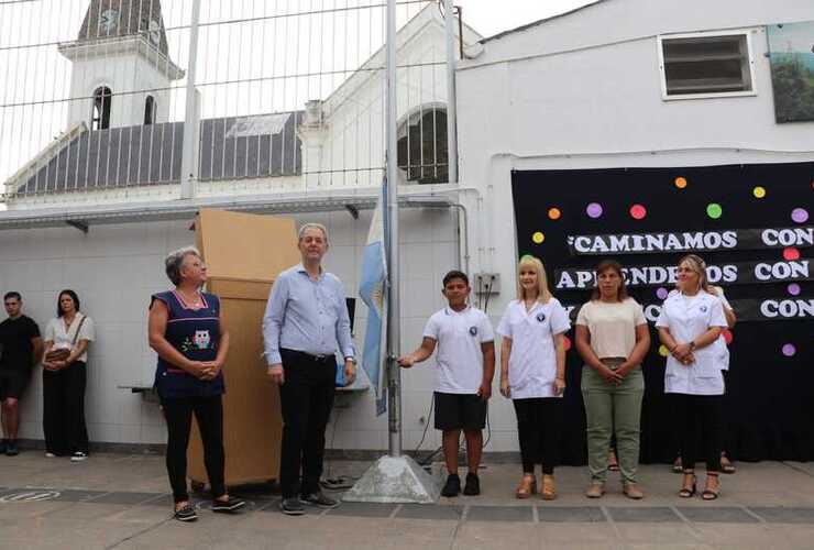 El gabinete se dividió para participar de los actos de inicios escolares.