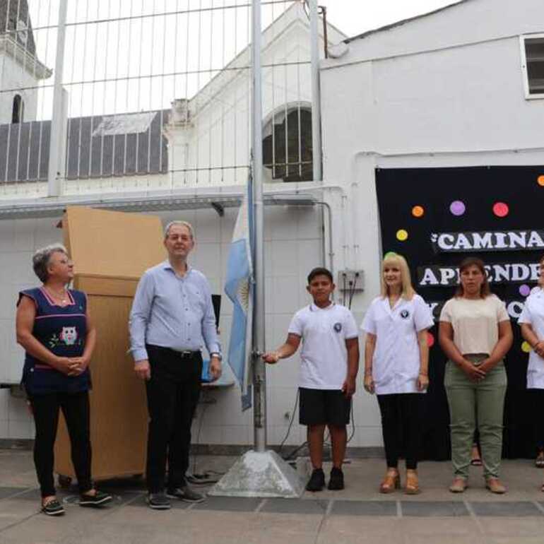 El gabinete se dividió para participar de los actos de inicios escolares.