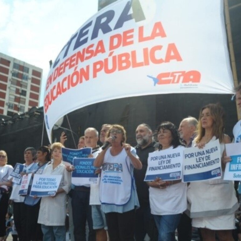 La Ctera se movilizó este lunes en Buenos Aires, en el marco de la jornada de paro.