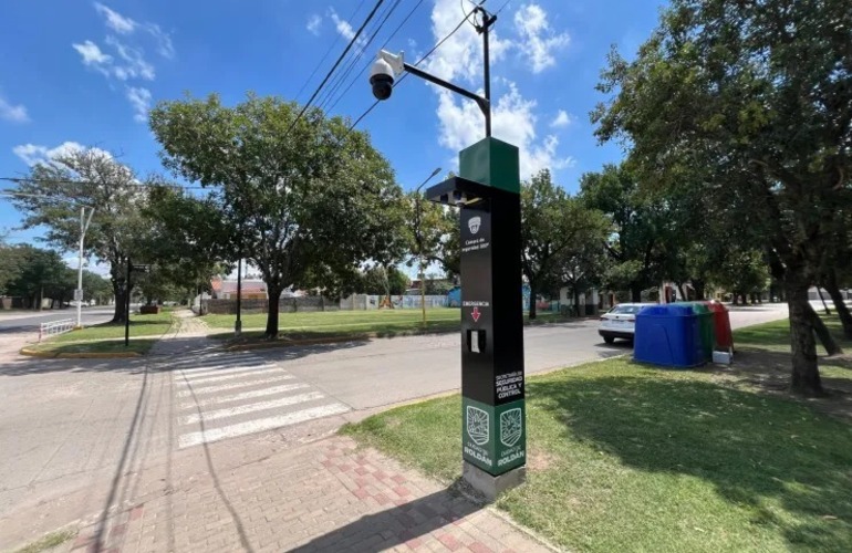 Imagen de Roldán: Instalaron 10 tótems de seguridad cerca de escuelas