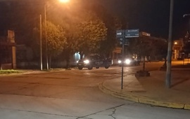 La policía anoche en la cuadra donde sucedió el robo y detención.