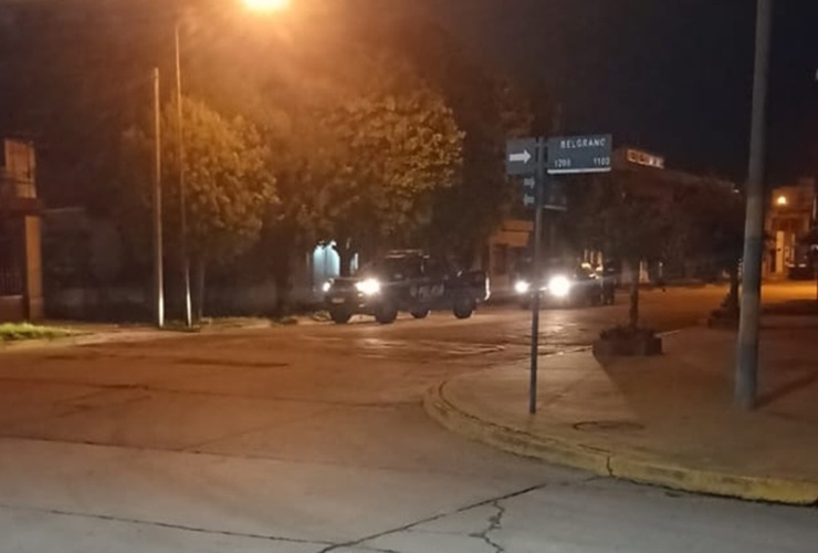 La policía anoche en la cuadra donde sucedió el robo y detención.