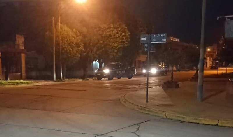 La polic&iacute;a anoche en la cuadra donde sucedi&oacute; el robo y detenci&oacute;n.