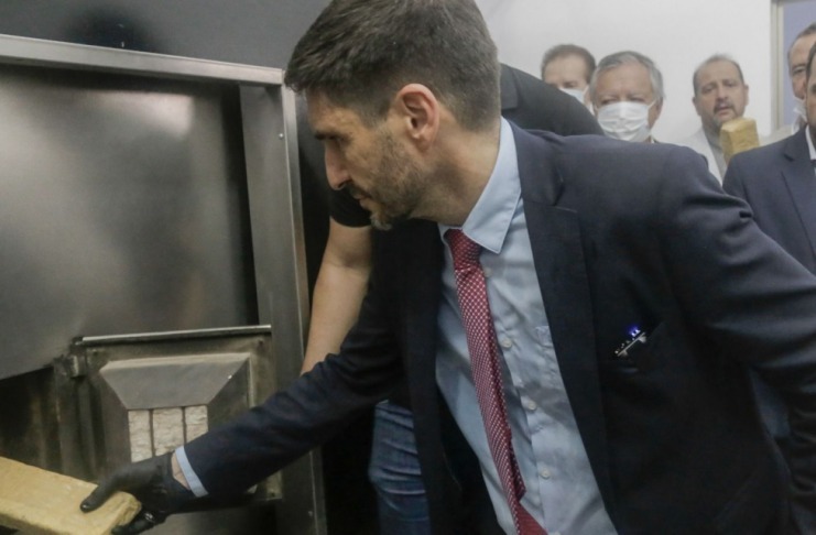 Imagen de Pullaro acompa&ntilde;&oacute; a Bullrich en la quema de droga en Reconquista