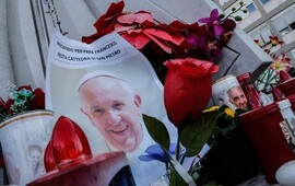 Miles de fieles rezan todas las noches por la salud del Papa. (EFE)