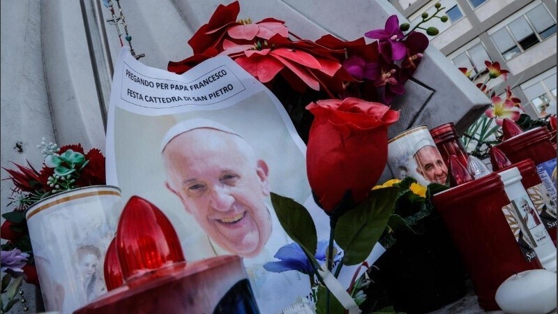 Miles de fieles rezan todas las noches por la salud del Papa. (EFE)