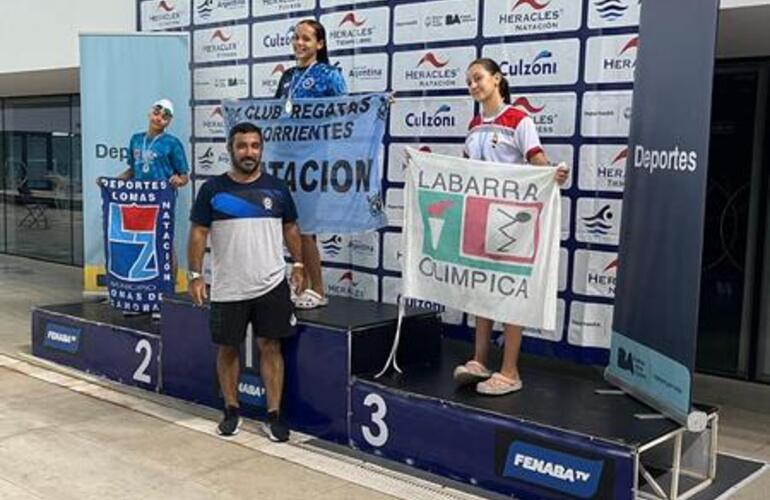 Imagen de Alfonsina Cekada se destacó en Espalda en el Nacional de Cadetes en Buenos Aires.