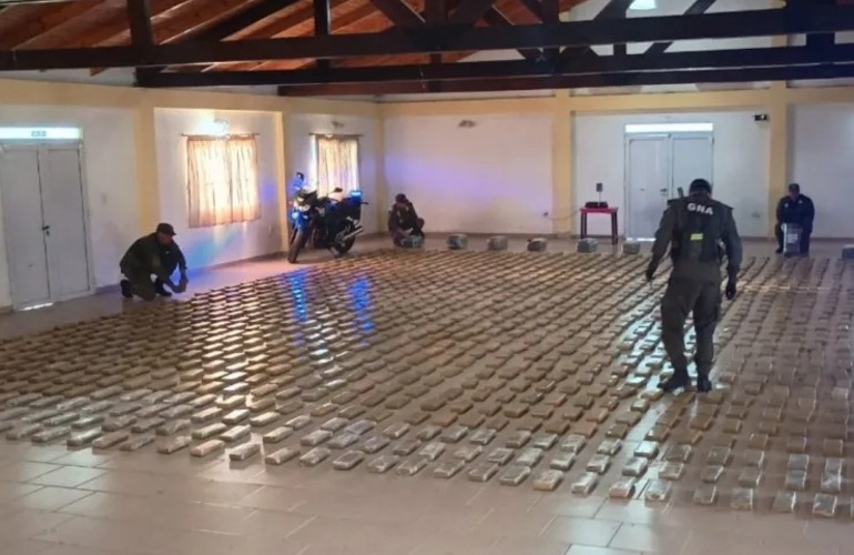 Imagen de Incautaron m&aacute;s de una tonelada de droga en un cami&oacute;n