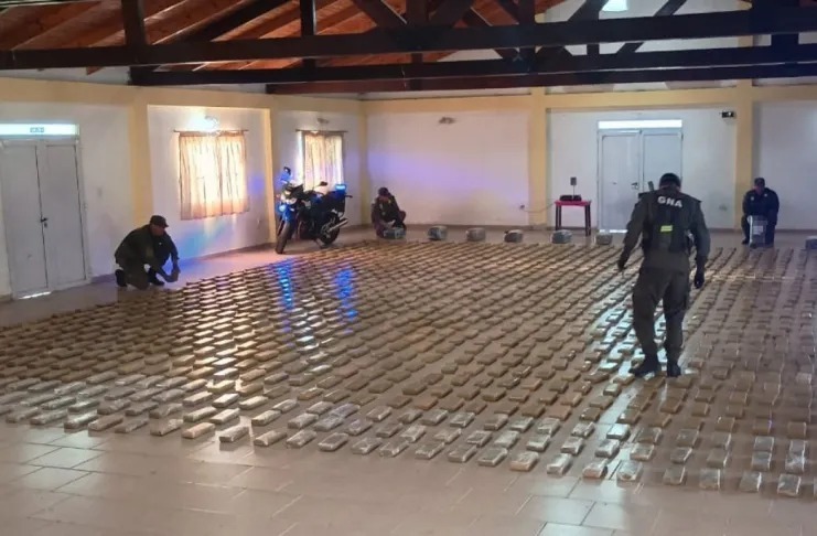 Imagen de Incautaron m&aacute;s de una tonelada de droga en un cami&oacute;n