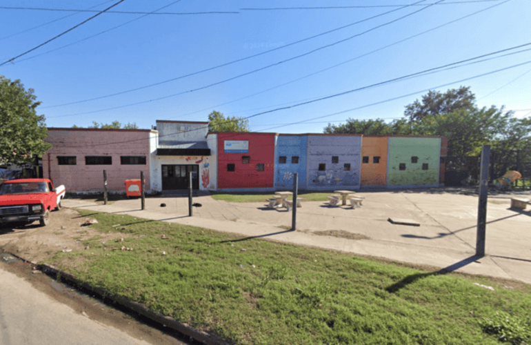 El frente del centro de Salud donde se vendían los medicamentos robados. (Captura StreetView)