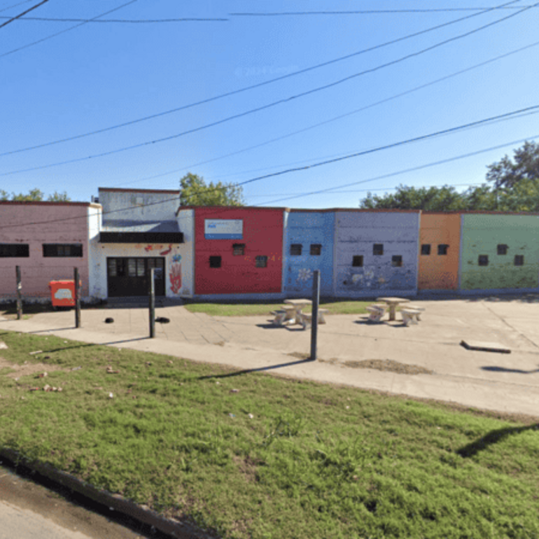 El frente del centro de Salud donde se vendían los medicamentos robados. (Captura StreetView)