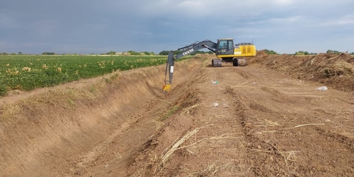 Imagen de Fighiera: Avanza la obra de reacondicionamiento de los canales hídricos