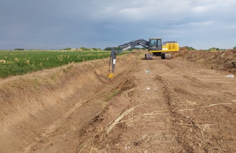 Imagen de Fighiera: Avanza la obra de reacondicionamiento de los canales hídricos