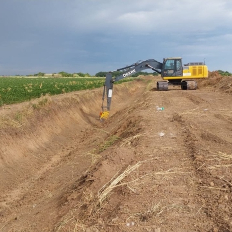 Imagen de Fighiera: Avanza la obra de reacondicionamiento de los canales hídricos