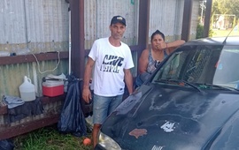 Imagen de Hace una semana que están viviendo en el predio del ferrocarril y necesitan ayuda