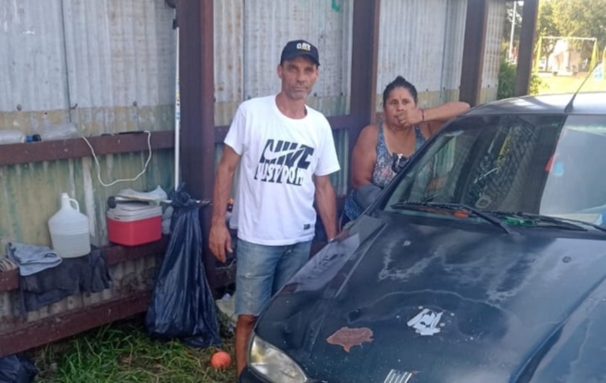 Imagen de Hace una semana que están viviendo en el predio del ferrocarril y necesitan ayuda