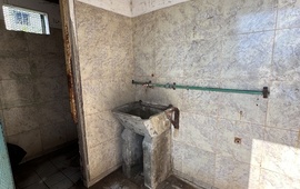 Imagen de Los baños del puerto local en estado deplorable.