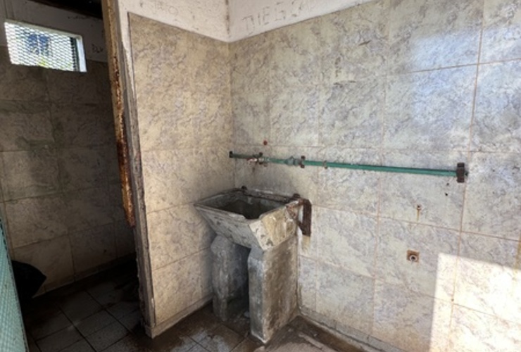 Imagen de Los baños del puerto local en estado deplorable.