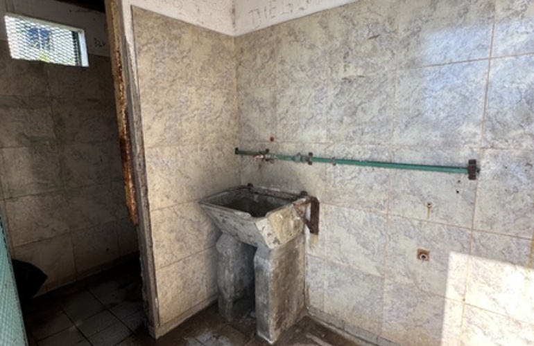 Imagen de Los ba&ntilde;os del puerto local en estado deplorable.